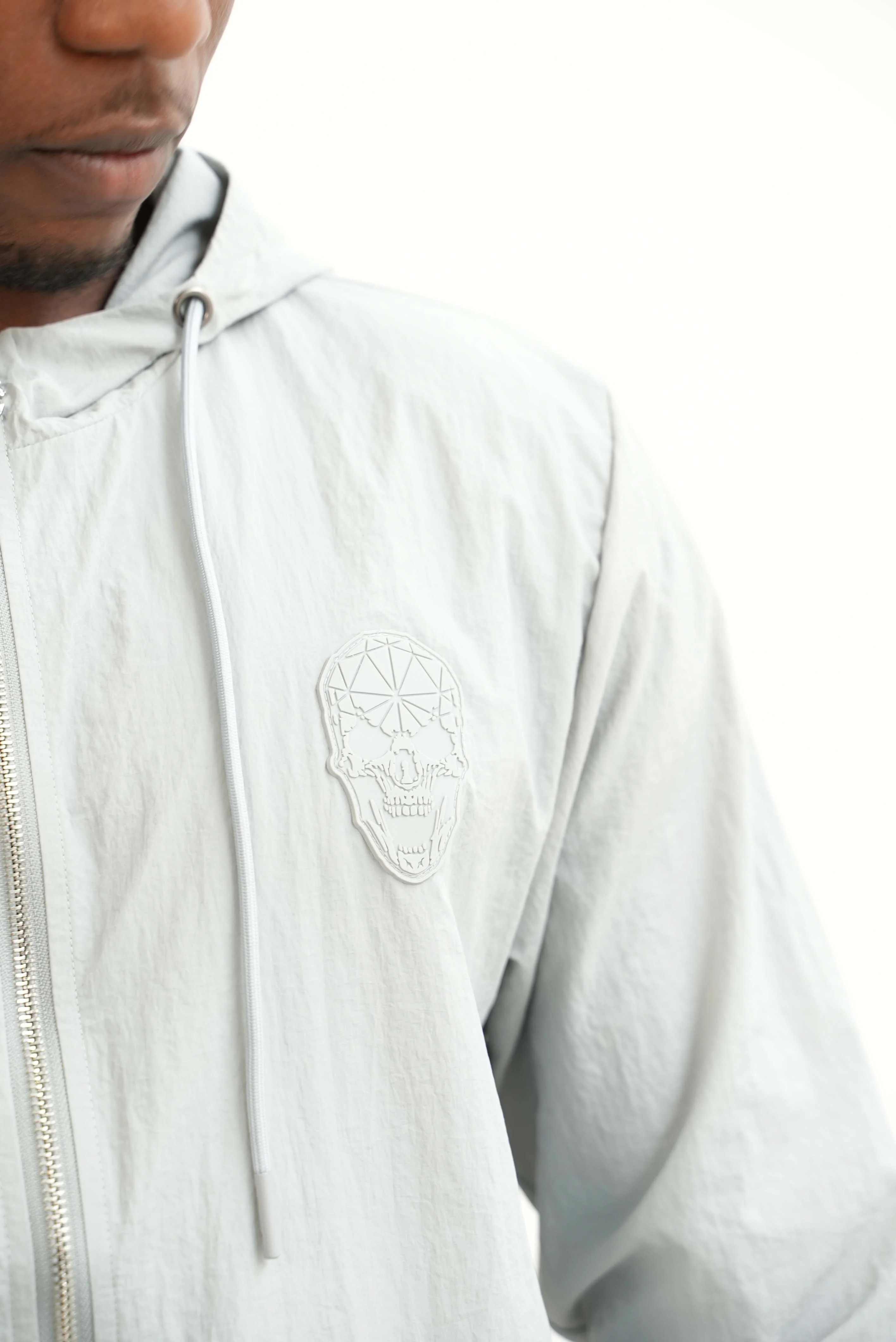 Men's Amico Skull Badge Windbreaker Grey - Image 11